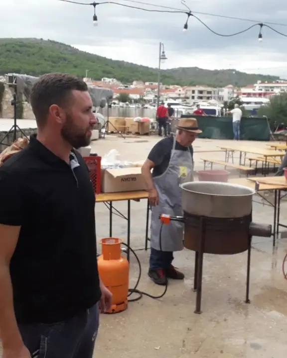 Slavonski duh u srcu Dalmacije: Druženje uz čvarke i čobanac u Tribunju