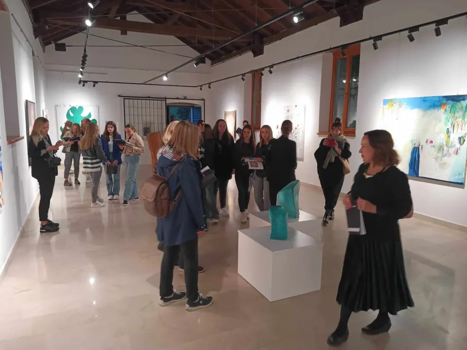 U galeriji Kninskog muzeja otvorena izložba 'Izdržati svom (nevoljenom) vremenu usprkos'