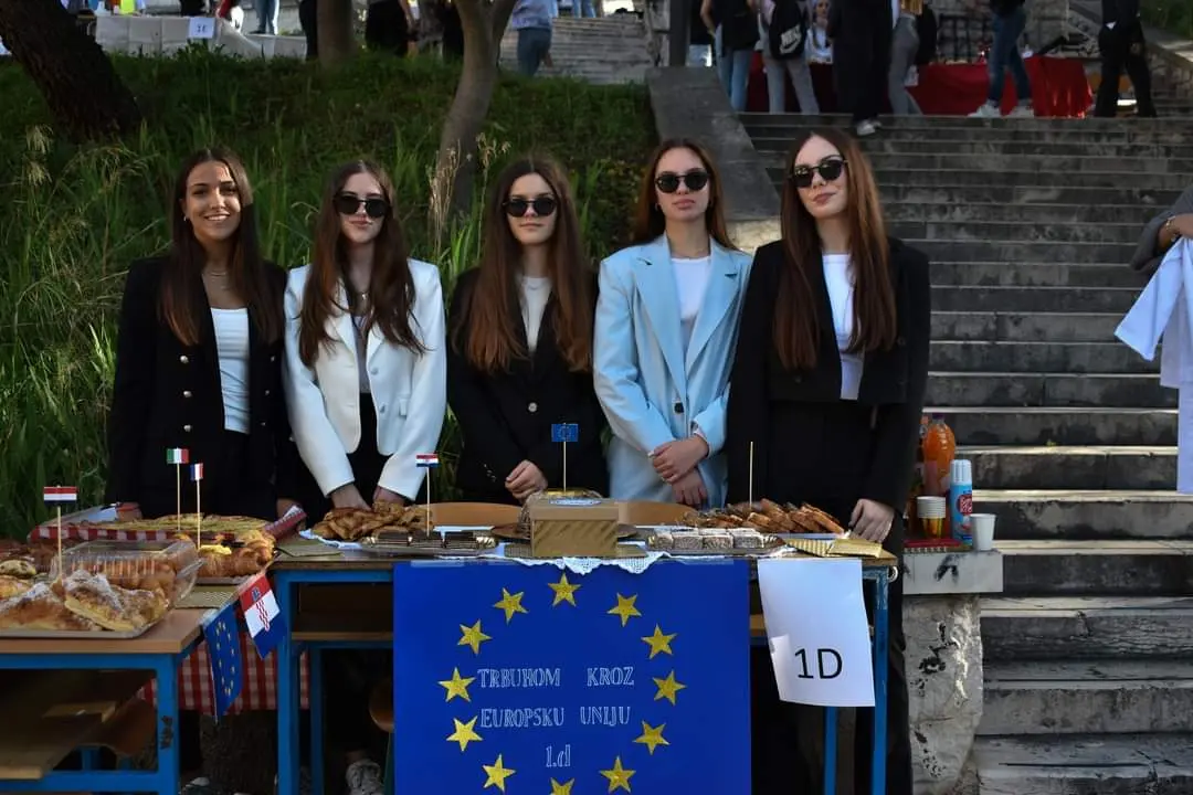 Veselo na Danima kruha u Gimnaziji: Dva učenika izrekli 'sudbonosno da' 
