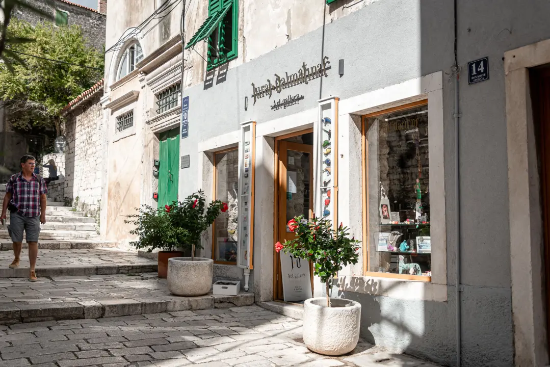 U Galeriji Juraj Dalmatinac ulovite umjetnine poznatih hrvatskih slikara po odličnim cijenama! 