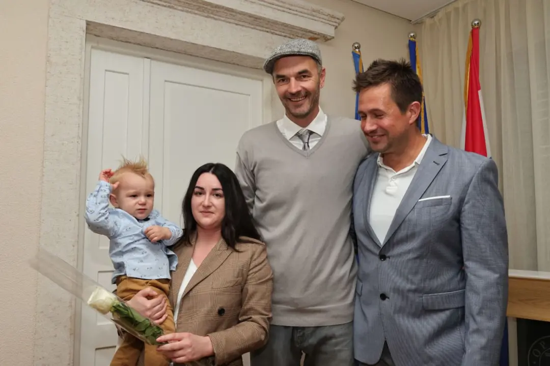Općina Tisno dodijelila novčanu potporu za 27 vjenčanih parova i novorođenu djecu