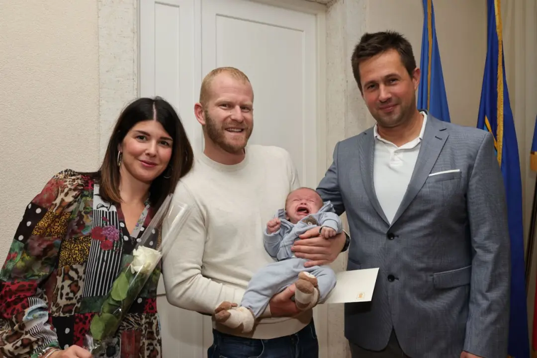 Općina Tisno dodijelila novčanu potporu za 27 vjenčanih parova i novorođenu djecu