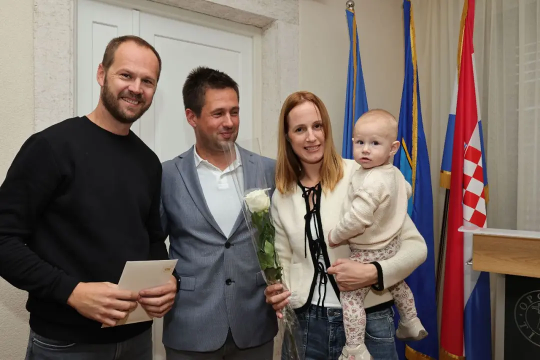 Općina Tisno dodijelila novčanu potporu za 27 vjenčanih parova i novorođenu djecu