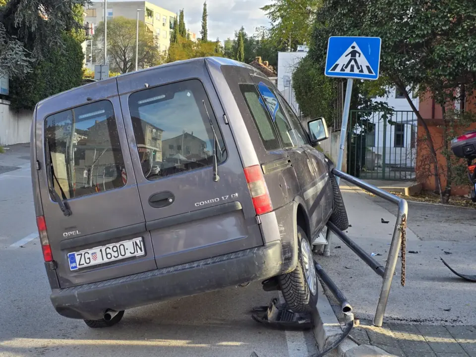 Neobična prometna kod bolnice u Ulici Matije Gupca, autom se popeo na ogradu
