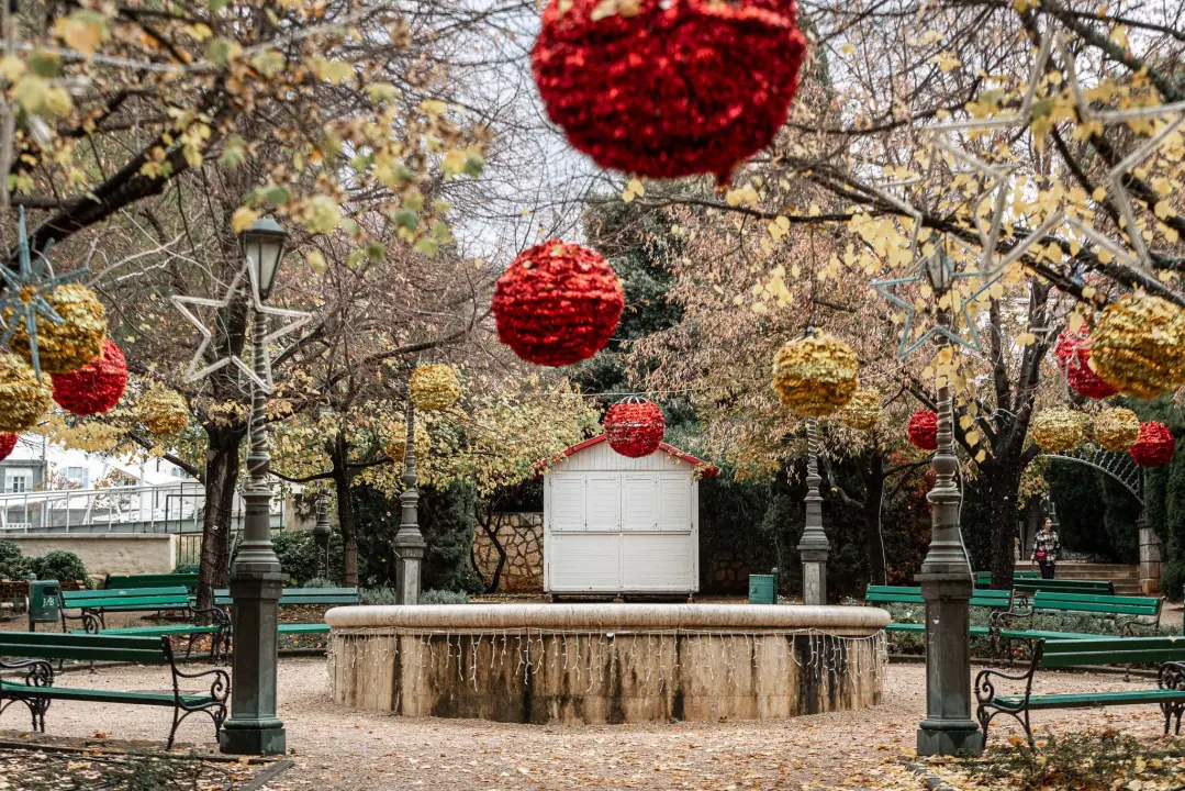 Advent sve bliže: Kućice su jutros stigle u park, a evo i što ćemo jesti