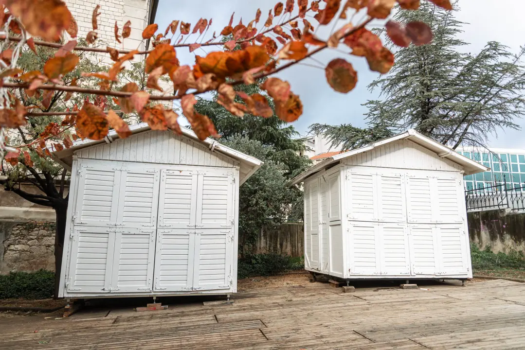Advent sve bliže: Kućice su jutros stigle u park, a evo i što ćemo jesti