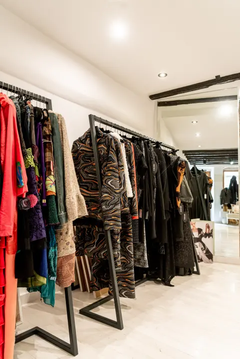 Božić je stigao u Galeriju Juraj Dalmatinac: Pronađite unikatne umjetnine i darove!