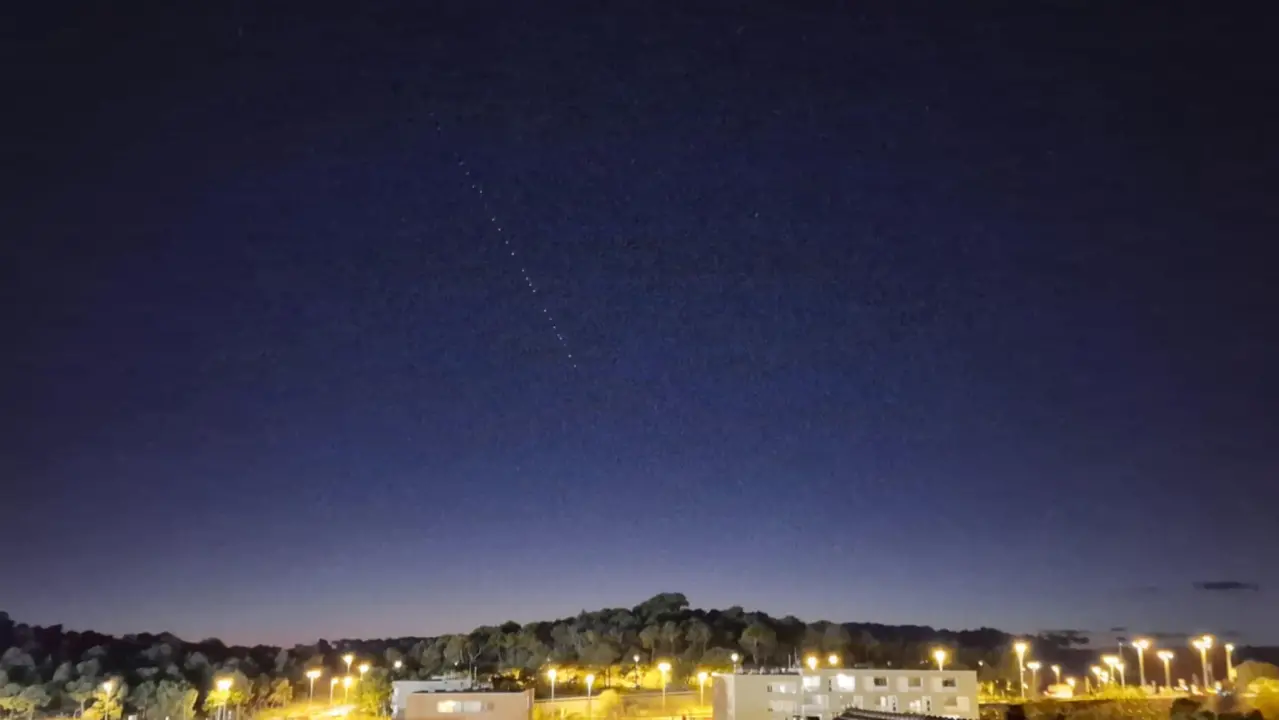 Nema panike, nisu vanzemaljci: Ova čudna crta na nebu iznad Šibenika su novi StarLink sateliti