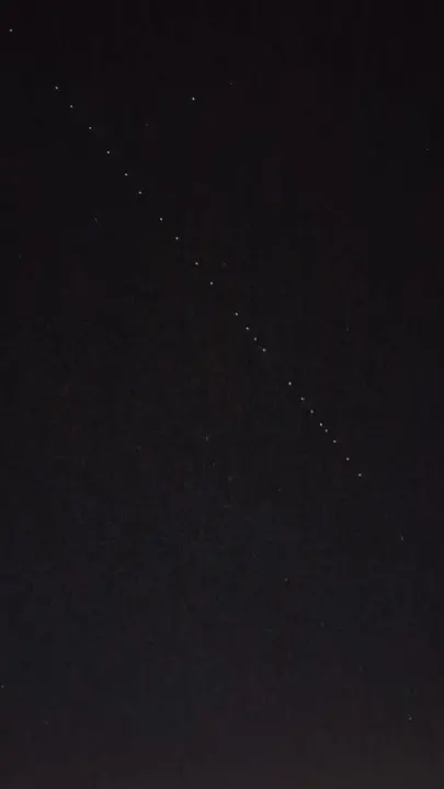 Nema panike, nisu vanzemaljci: Ova čudna crta na nebu iznad Šibenika su novi StarLink sateliti