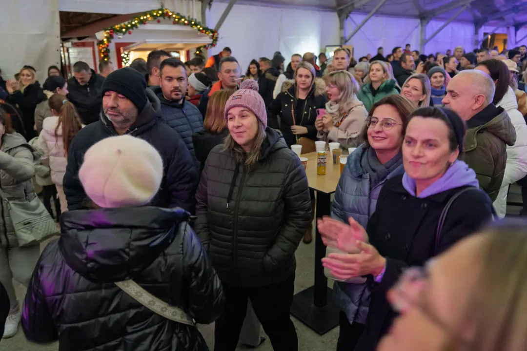 Baruni sinoć rasplesali Knin i otvorili vrata blagdanske čarolije
