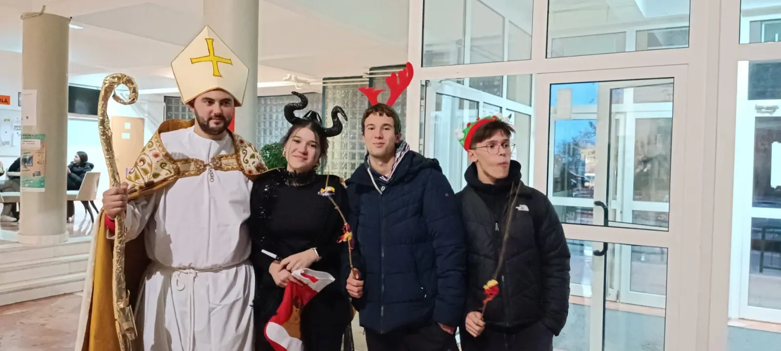 Sveti Nikola i Krampus posjetili učenike i djelatnike Medicinske škole