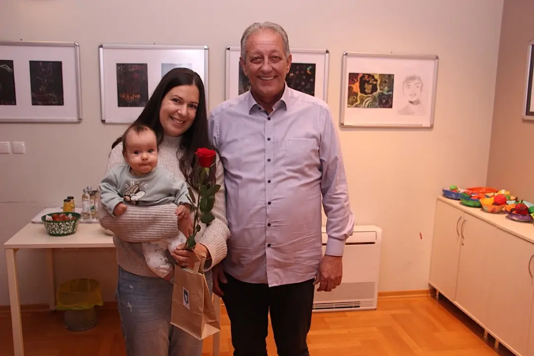 Babyboom u Vodicama: Ove godine 90 novorođenih, gradonačelnik poklonio eure i prigodne darove