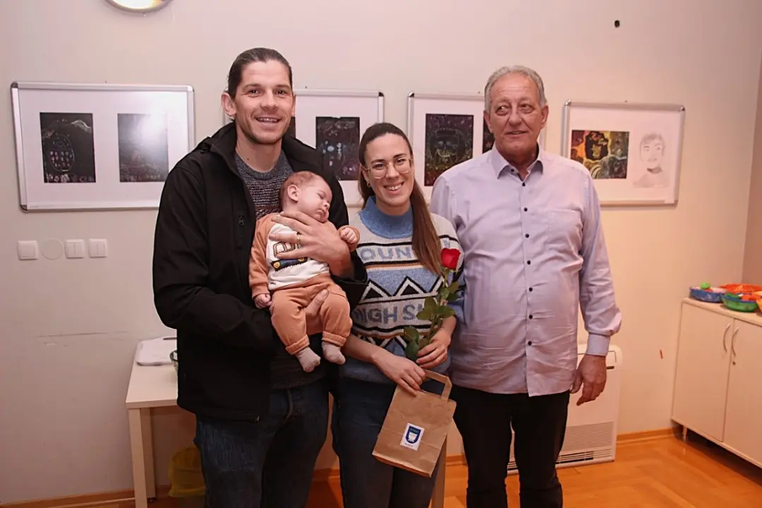 Babyboom u Vodicama: Ove godine 90 novorođenih, gradonačelnik poklonio eure i prigodne darove