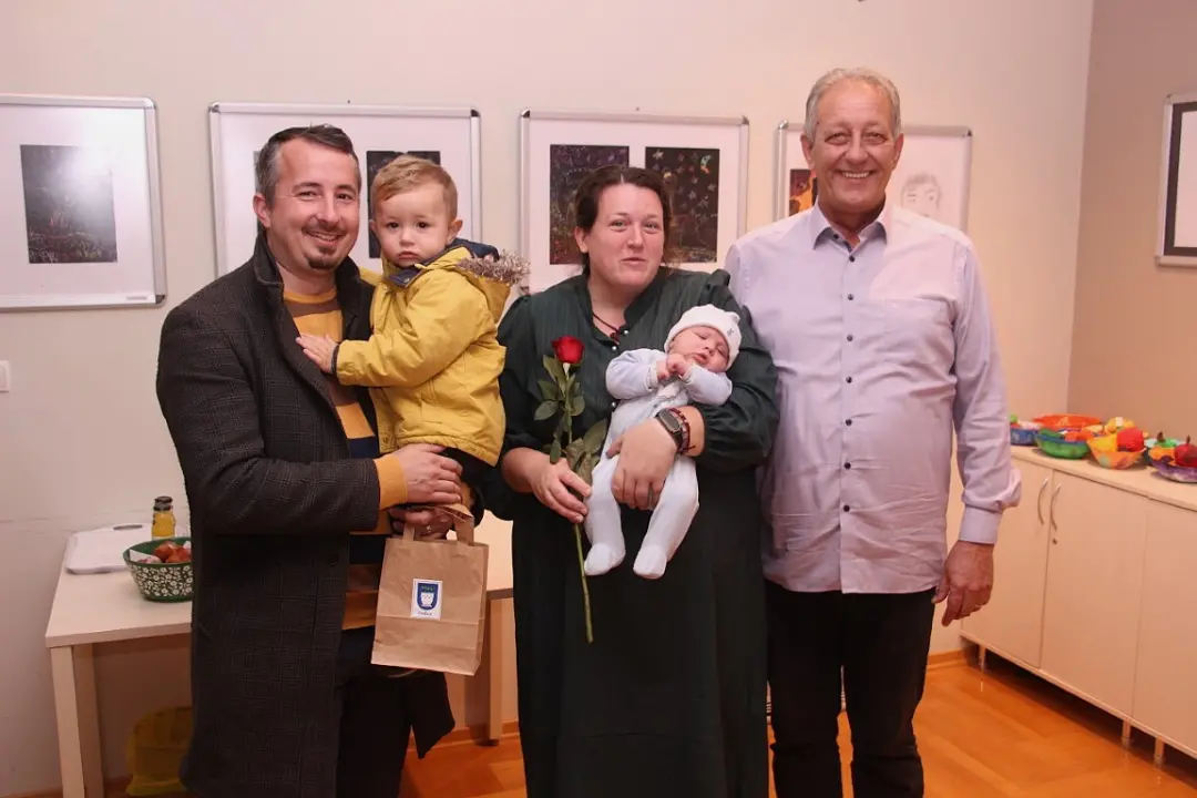 Babyboom u Vodicama: Ove godine 90 novorođenih, gradonačelnik poklonio eure i prigodne darove