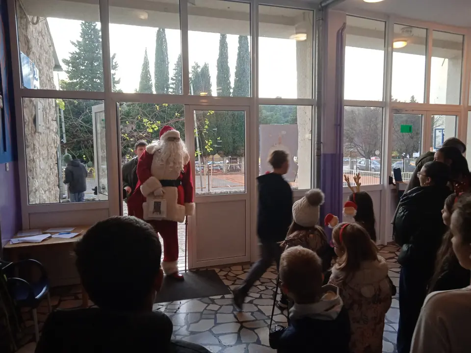 Djed Božićnjak razveselio korisnike Centra Šubićevac