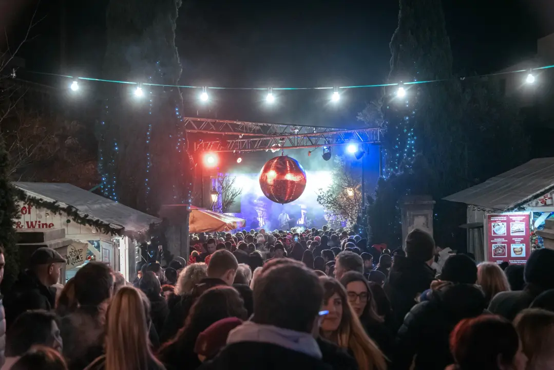 Šibenik 2025. dočekao u stilu: Plesalo se ispred dvije gradske pozornice!  