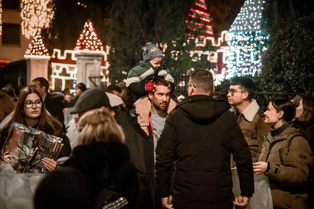 Prekrasan prizor: Lampioni dobrih želja pušteni s Poljane