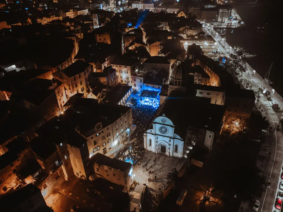 Šibenik 2025. dočekao u stilu: Plesalo se ispred dvije gradske pozornice!  