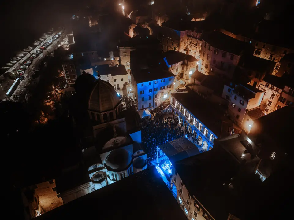 Šibenik 2025. dočekao u stilu: Plesalo se ispred dvije gradske pozornice!  