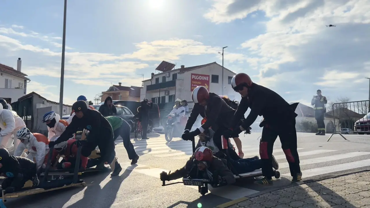 Smijeh i adrenalin zavladali vodičkim ulicama: Trka karića vratila se u velikom stilu