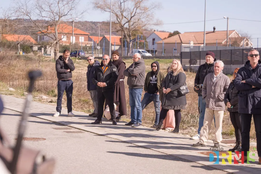 Župan Jelić i gradonačelnik Drniša uručili 13 ključeva stanarima višestambene zgrade 