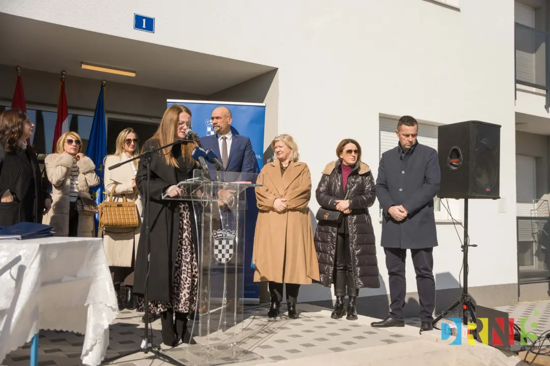 Župan Jelić i gradonačelnik Drniša uručili 13 ključeva stanarima višestambene zgrade 