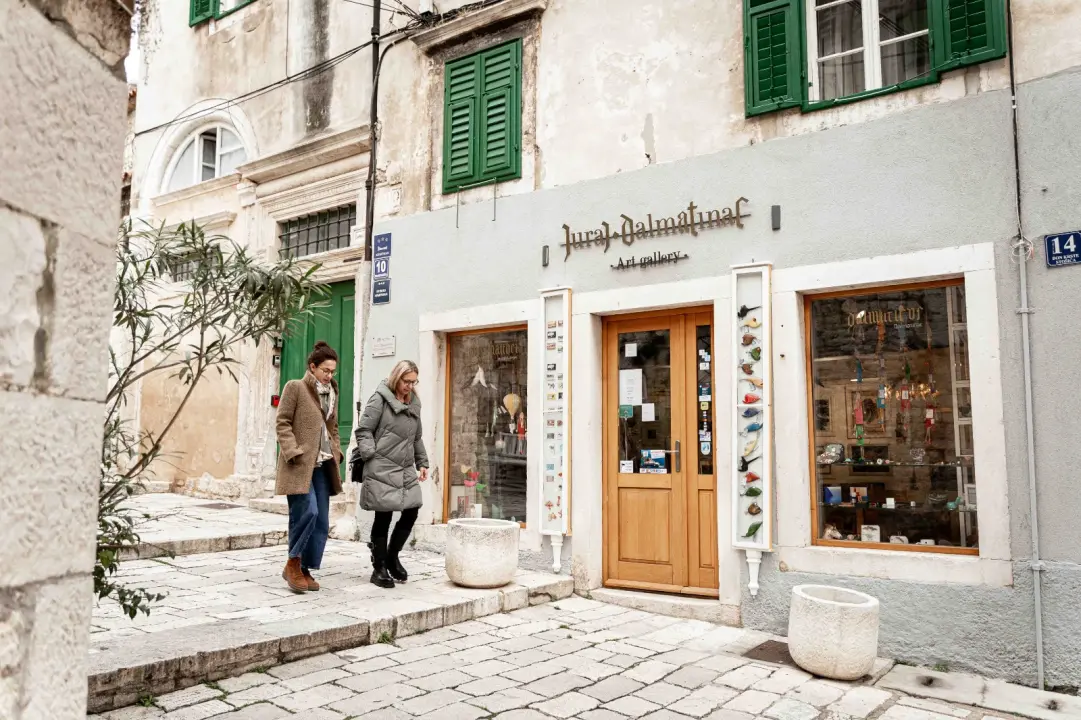 FOTO Otkrijte unikatne umjetnine i modne komade Galerije Juraj Dalmatinac