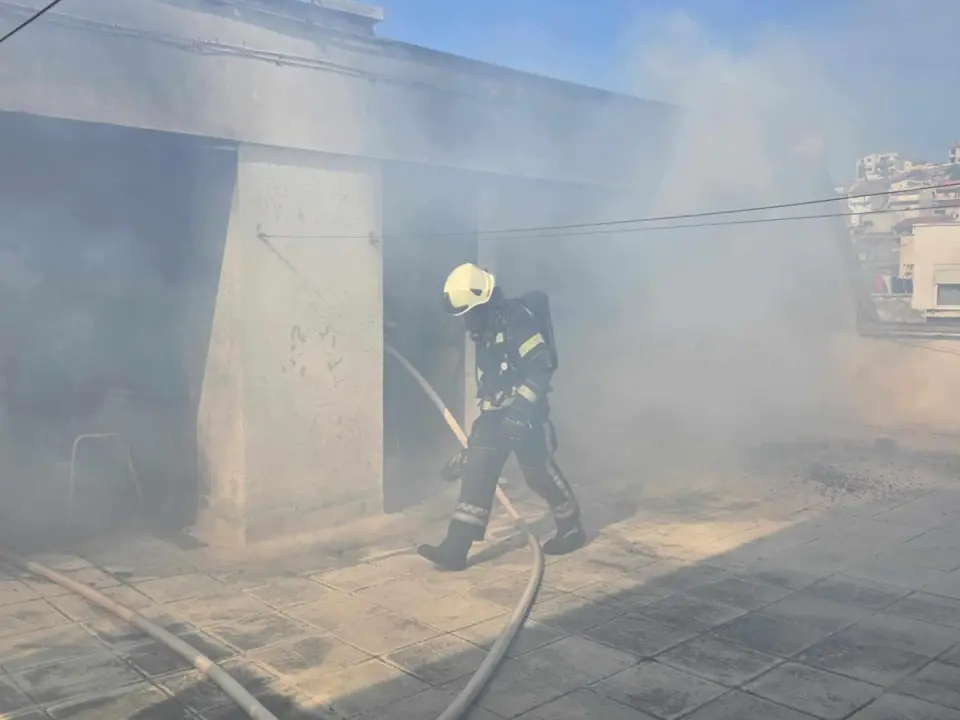 Stanari zgrade na Baldekinu evakuirani zbog požara na krovu, materijalna šteta u procjeni