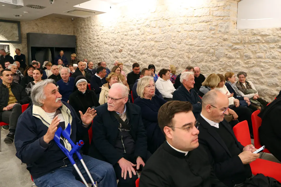 Šibenska publika ispunila dvoranu na premijeri filma o biskupu Srećku Badurini