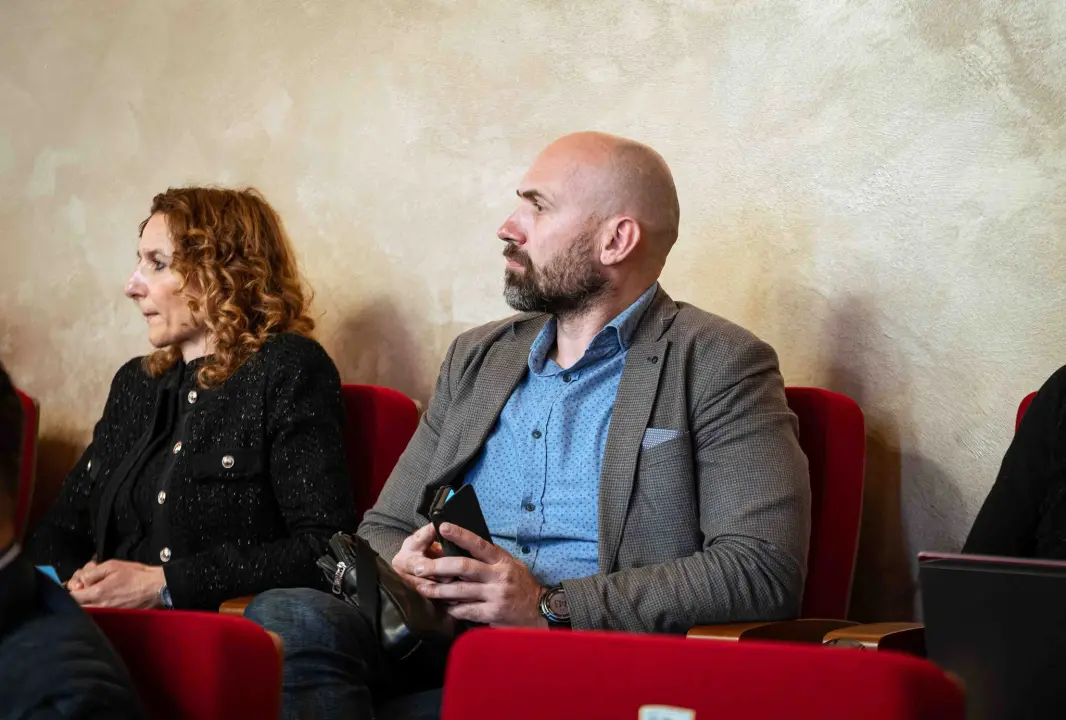 FOTO Misterij, drhtanje glasa, psihijatri: ‘Ugovor o energani na Bikarcu može se dobiti i kod malog Željka’