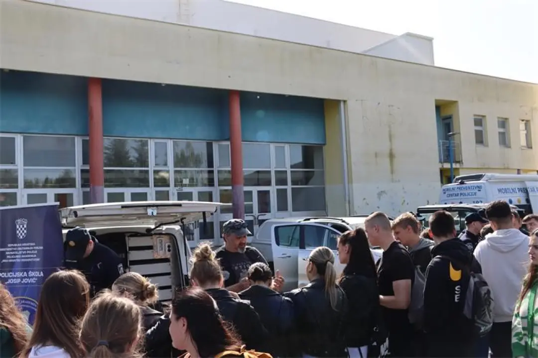 Održana kampanja 'Budi zakon': Policajci predstavili svoje zanimanje učenicima i građanima