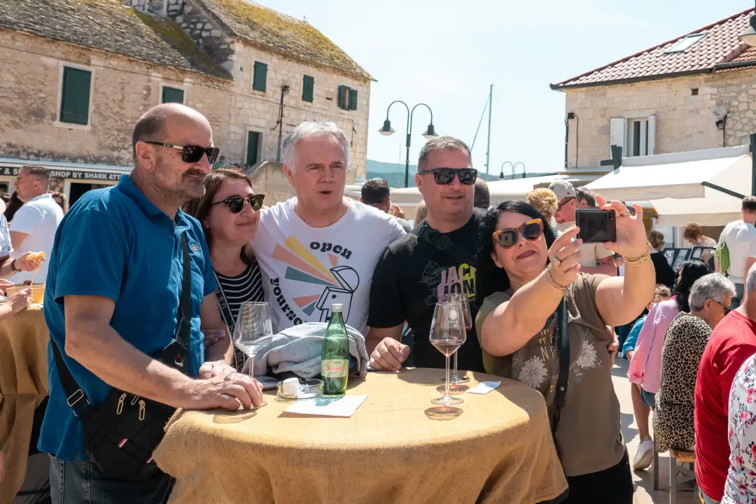 'Taste like...marenda' u Primoštenu: U dobroj hrani i zabavnom programu uživali i domaći i furešti