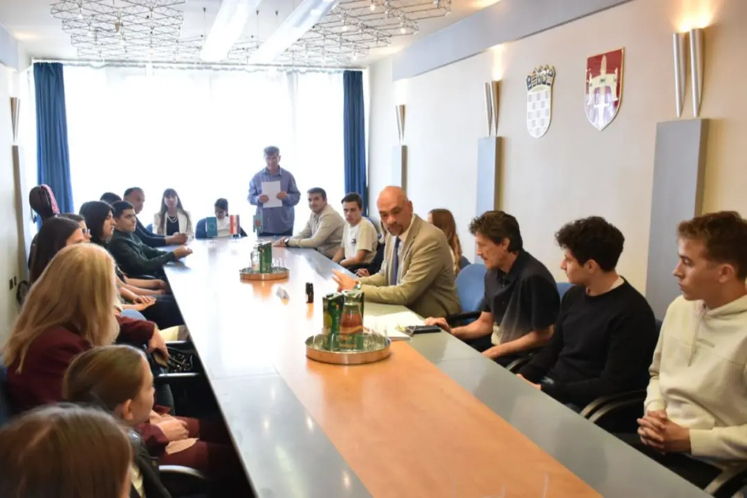 Najuspješniji učenici na prijemu kod župana: ‘Budite ponosni na sebe kao što smo mi ponosni na vas’