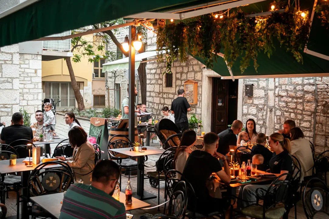 FOTO Doživite okus Italije na ugodnoj vanjskoj terasi Pizzerije Fratelli!