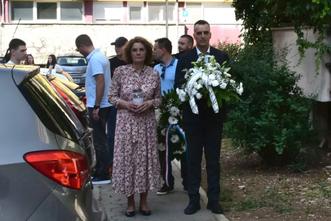Župan Rakić položio cvijeće kod spomenika Draženu Petroviću i Draženovog koša
