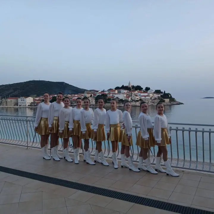 Na primoštenskom trgu Rudine zaplesalo 180 mažoretkinja