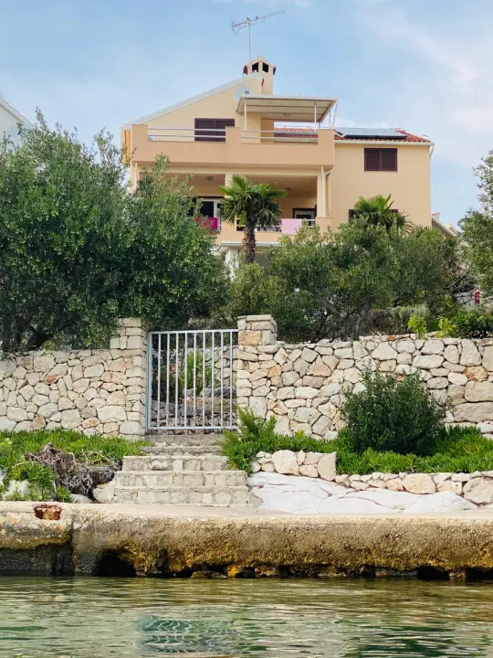 FOTO Izvrsna prilika: Prodaje se apartmanska kuća na vrhunskoj lokaciji