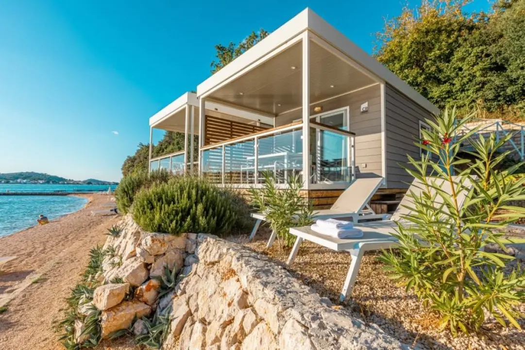 Prodaju se luksuznu mobilne kućice iz kampa u Tisnom kraj plaže