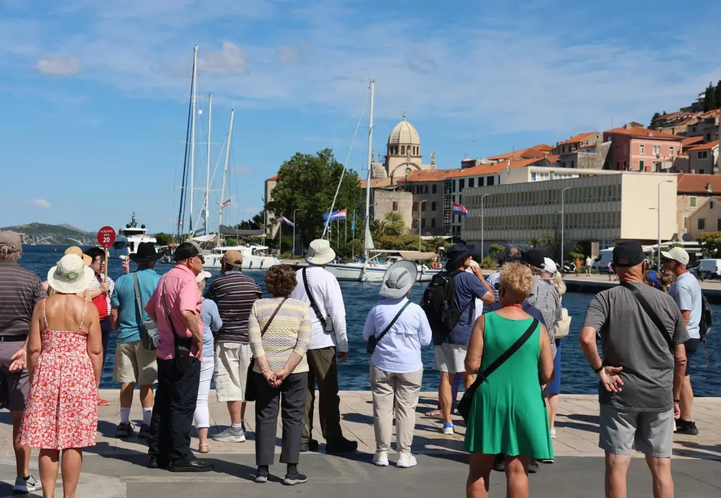 Šibenska jezgra vrvi turistima: Organizirane grupe preplavile grad, vodiči imaju 'pune ruke' posla