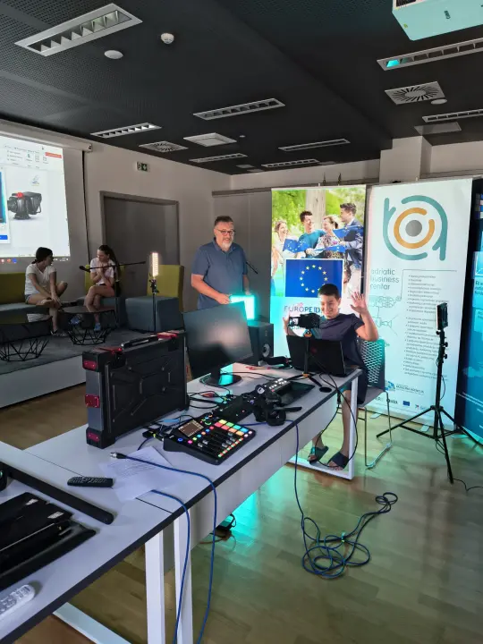 Radionica o snimanju vlastitog podcasta oduševila djecu od 12 do 15 godina