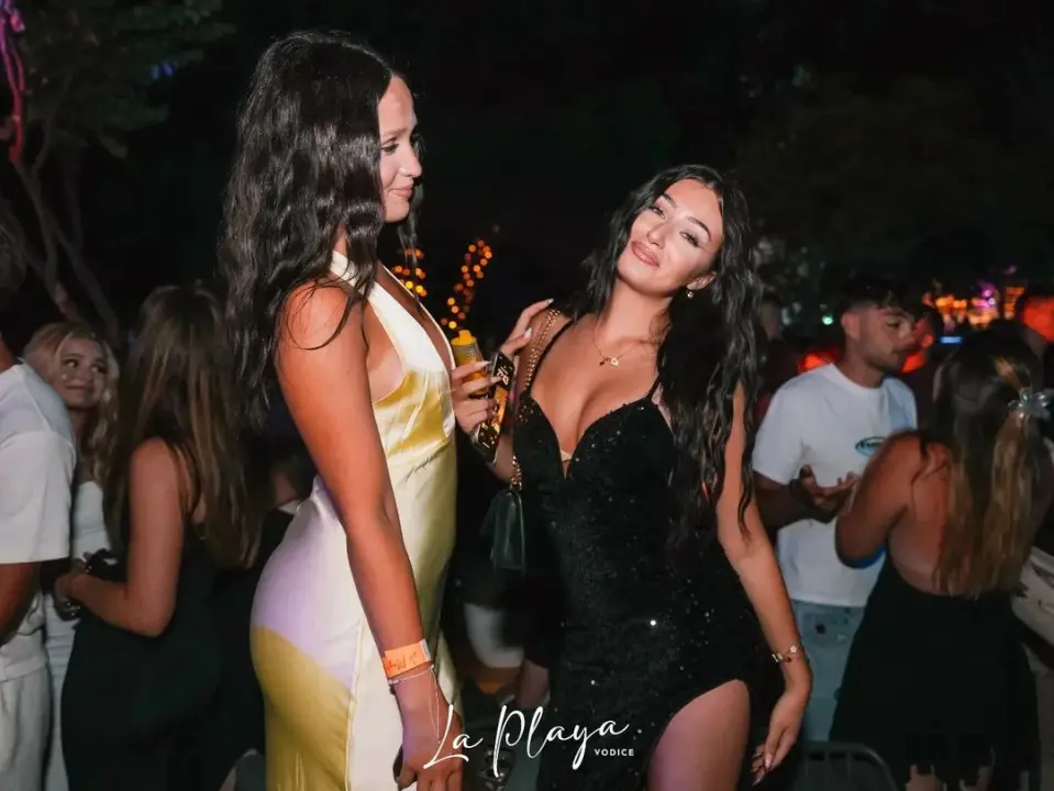 Pogledajte užarenu atmosferu iz vodičke La Playe: Krcat klub na ekskluzivnom koncertu Devita