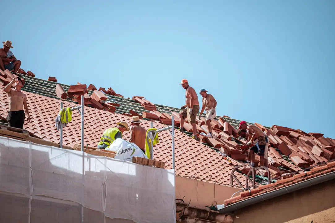 Na suncu i sparini radnici postavljaju novo krovište na zgradi šibenskog kazališta
