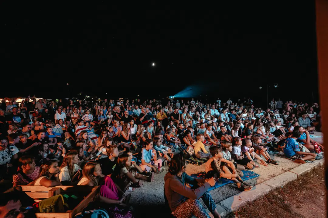 Otočna premijera 'Bumbarovog ljeta': Film sniman na Zlarinu oduševio publiku na plaži Vila