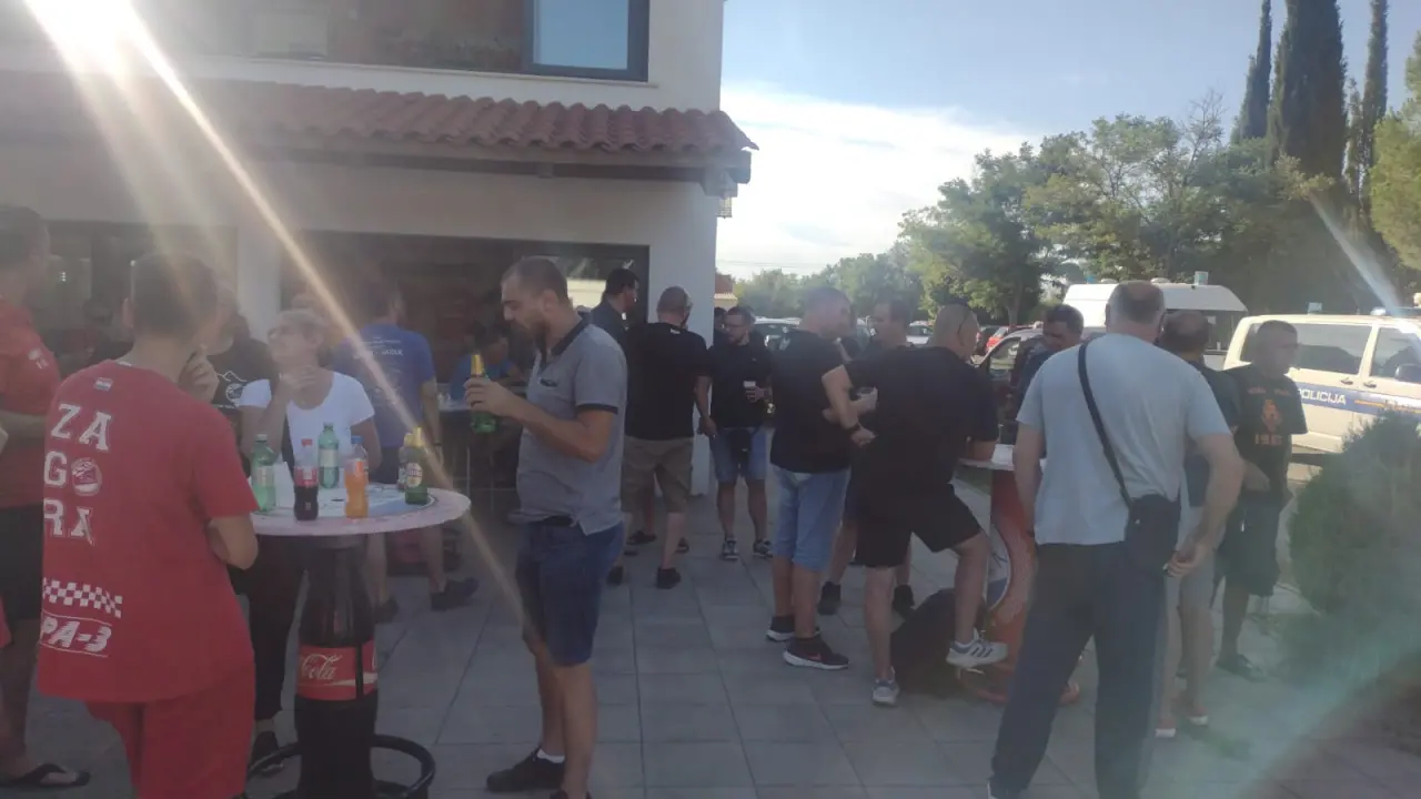Druženje navijača Šibenika i Zagore u Unešiću uoči prijateljske utakmice