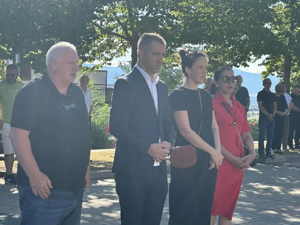 U Drnišu položeni vijenci i zapaljene svijeće