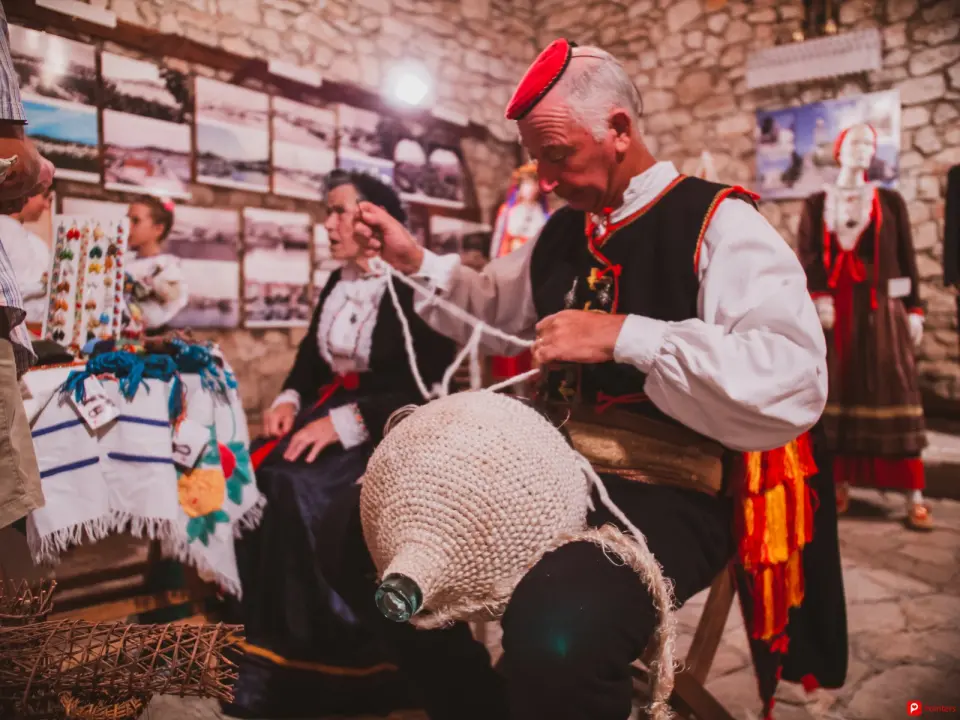 FOTO Jezera spremna za spektakl: Ne propustite Ribarsku fešta uz Crvenu jabuku i dalmatinske okuse!