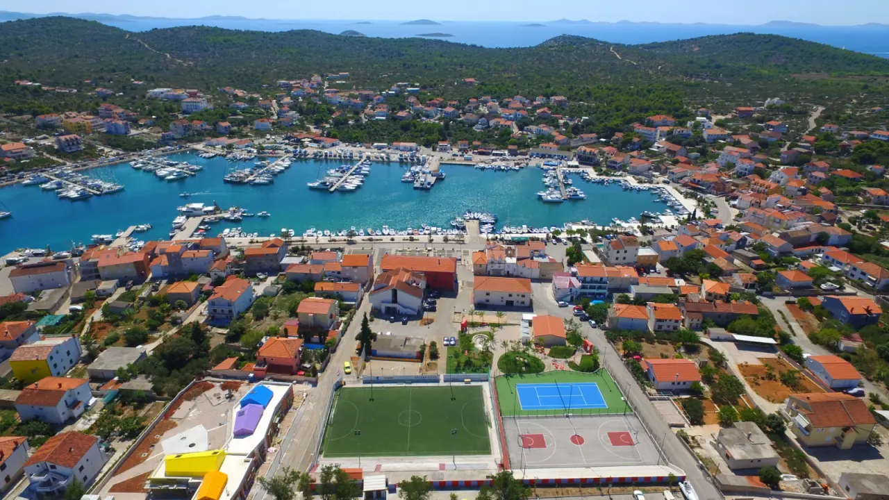 FOTO Jezera spremna za spektakl: Ne propustite Ribarsku fešta uz Crvenu jabuku i dalmatinske okuse!