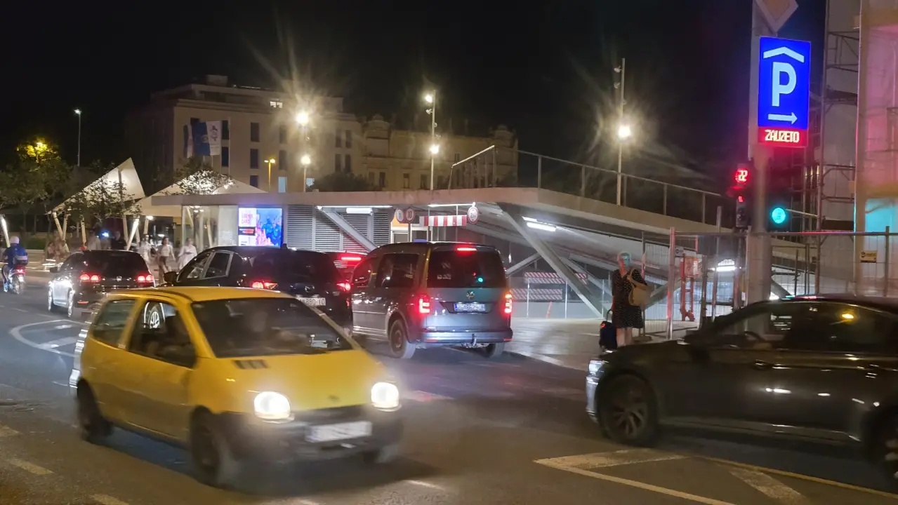 Kaos na Poljani: Ulaz u garažu svakodnevno blokira promet u središtu Šibenika
