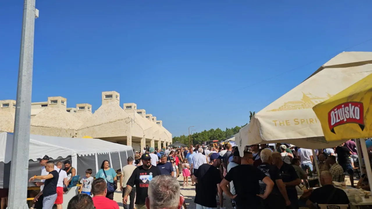 Ni vrućine nisu spriječile masu ljudi da obilježe 'sveti deseti'