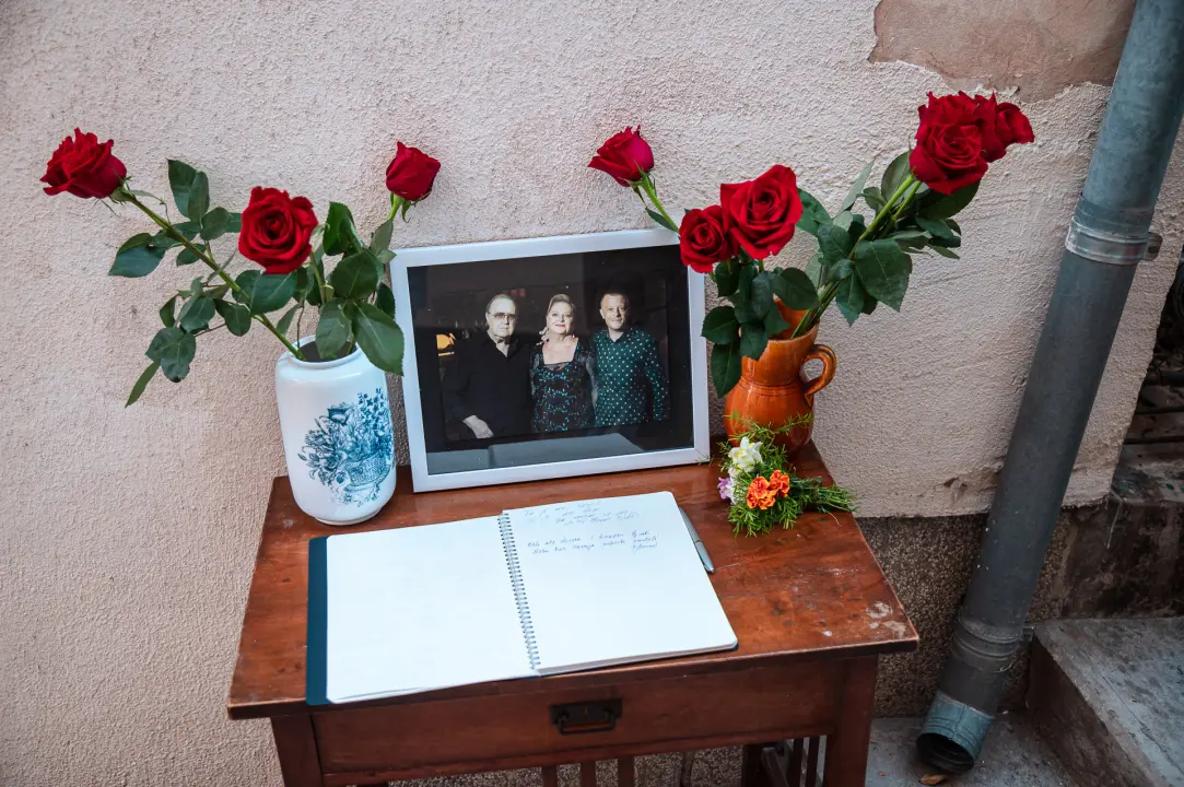 Svijeće, ruže i poruke za obitelj Dedić: Šibenčani se danas u Teslinoj ulici opraštaju glazbenih velikana